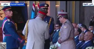وزير الدفاع يقدم للرئيس السيسى هدية خلال افتتاح مقر القيادة الاستراتيجية