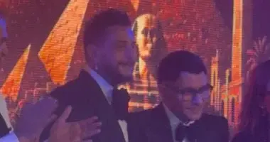 أحمد الفيشاوى وشقيقه يتسلمان تكريم والدهما فى افتتاح مهرجان القاهرة للمونودراما