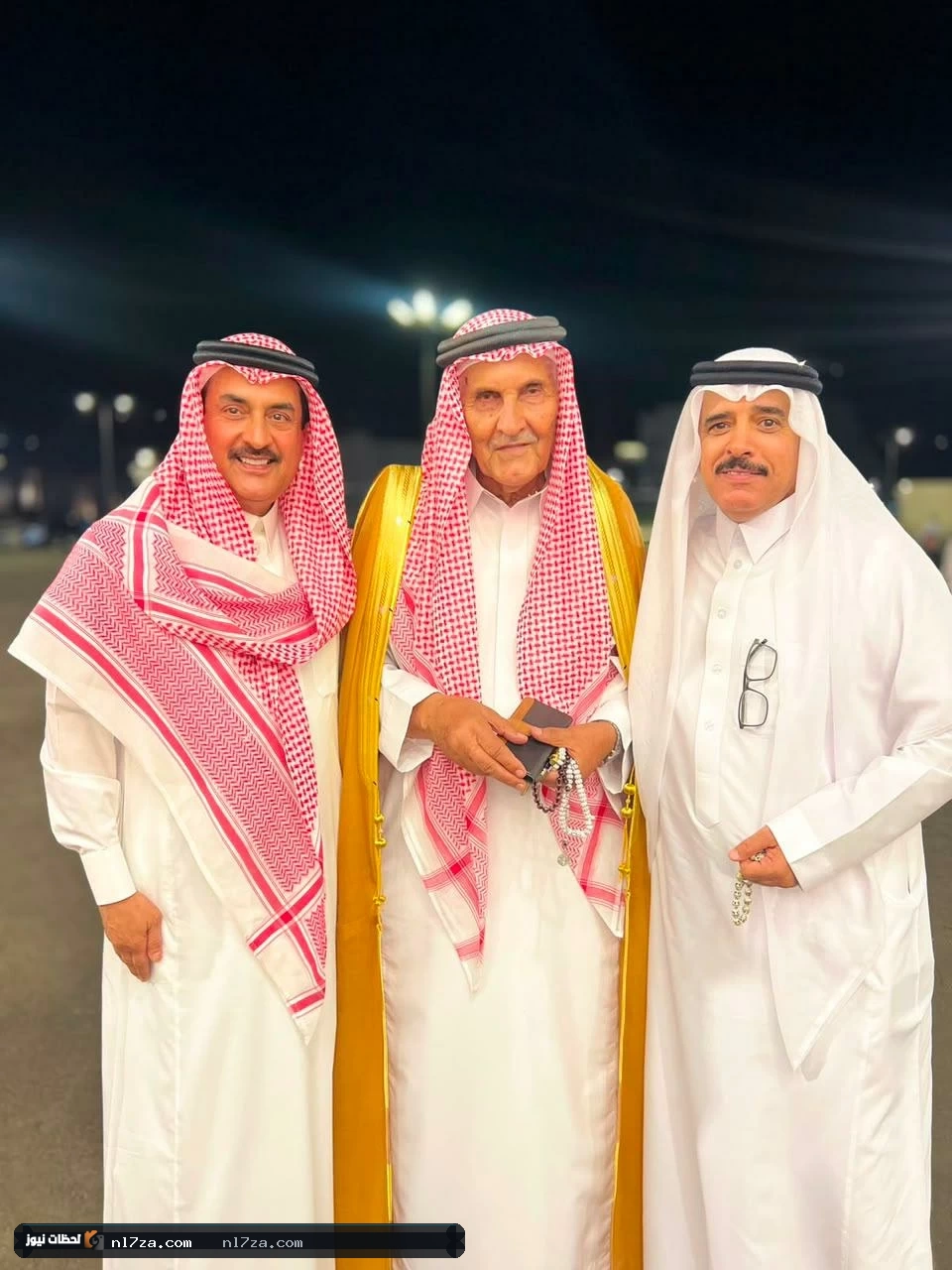 بعد عقود من التخرج.. طلاب يلبّون دعوة معلمهم في زواج ابنه بأحد رفيدة