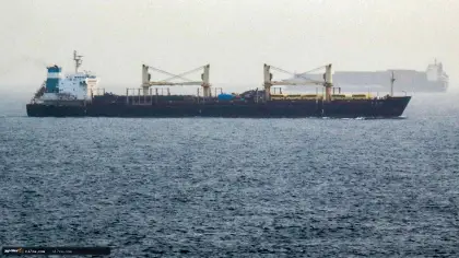 صاروخ حوثي يقتل 3 من طاقم سفينة تجارية في باب المندب