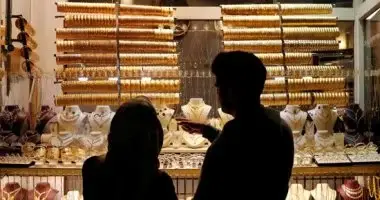 الذهب يحافظ على مكاسبه.. تشتري الآن أم تنتظر هدوء الأسعار؟