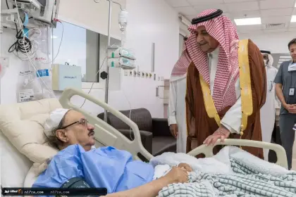 أمير تبوك يطمئن على صحة محافظ حقل