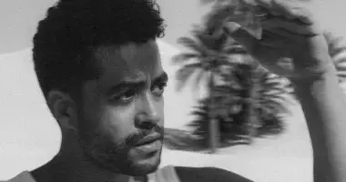 برؤية بصرية سينمائية.. خالد أنور يلفت الأنظار بجلسة تصوير غير تقليدية
