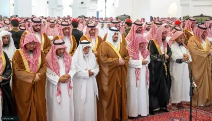 نائب أمير الرياض يؤدي صلاة الميت على سعد آل فريان