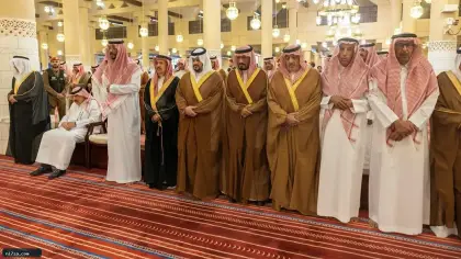 نائب أمير الرياض يؤدي صلاة الميت على عبد العزيز بن سعود