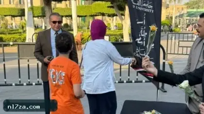بالورود والحلوى.. الأمن الإدارى بجامعة القاهرة يستقبل الطلاب بأول يوم دراسة