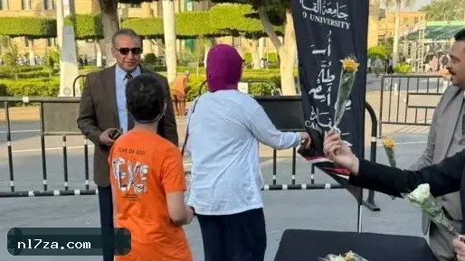بالورود والحلوى.. الأمن الإدارى بجامعة القاهرة يستقبل الطلاب بأول يوم دراسة بالورود والحلوى.. الأمن الإدارى بجامعة القاهرة يستقبل الطلاب بأول يوم دراسة