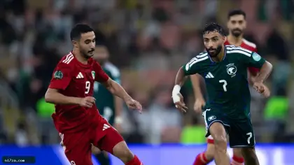 خطأ تحكيمي يثير الجدل.. ماذا حدث في مباراة السعودية والكويت؟