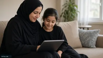 أم سعودية وابنتها تراجعان الجدول الأسبوعي في منصة مدرستي على جهاز لوحي