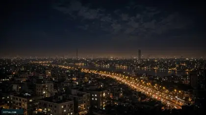 أفق القاهرة ليلا بأضواء الشوارع وسماء صافية جزئيًا بإضاءة طبيعية بدون نصوص