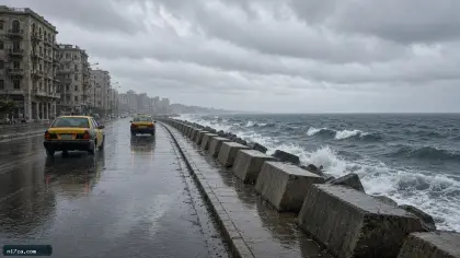 سحب ممطرة رمادية فوق كورنيش الإسكندرية وأمواج البحر المتوسط في صباح خريفي