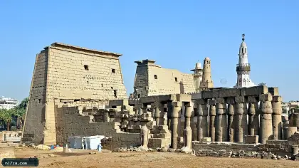 معبد الأقصر تحت شمس الظهيرة وسماء صافية في جنوب الصعيد