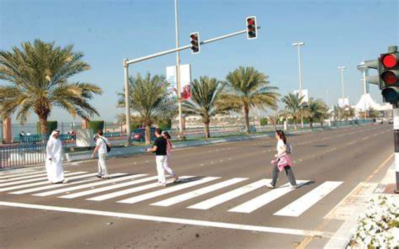 غرامة مالية 150 ريالًا لعدم منح أفضلية المرور للمشاة في المسارات المخصصة