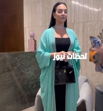 جورجينا ترتدي العباءة