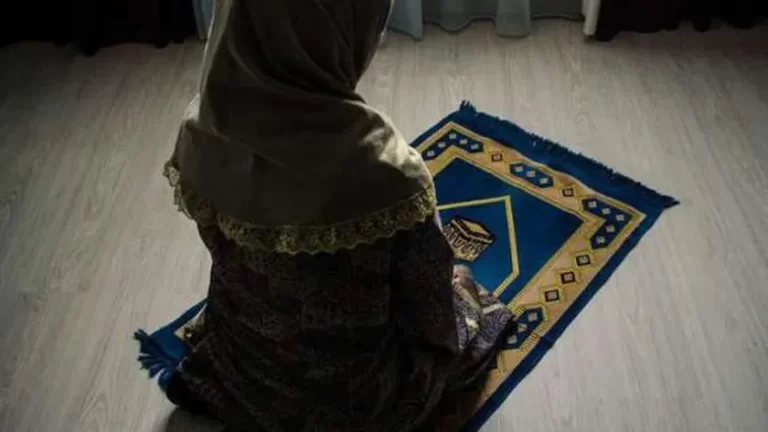 حكم تغطية الوجه في الصلاة