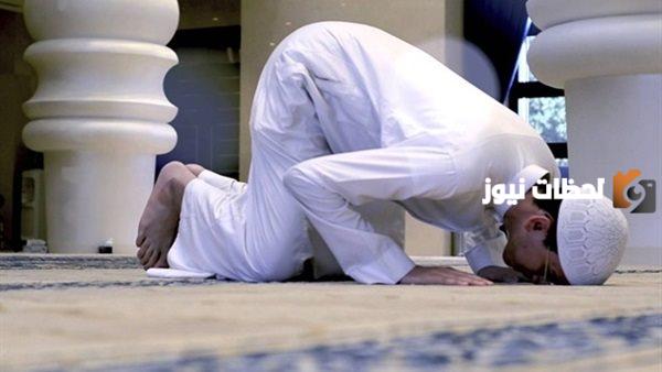 دخل رجل المسجد والصلاة تقام فاحتار في أمره هل يصلي تحية