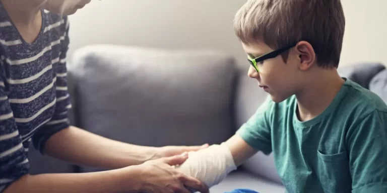 كيفية التعامل مع الإصابات والحروق لدى الأطفال