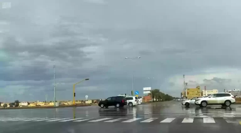 هل هناك عواصف وأعاصير في الطريق؟ هذه المناطق السعودية تُعاني من أمطار غزيرة وسيول جارفة
