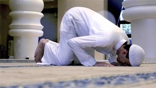 هل يجوز الصلاة بالحذاء
