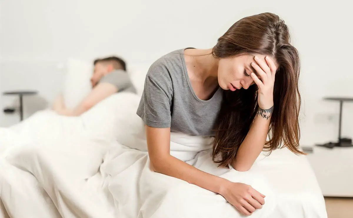 ما هو سبب نزول دم بني قبل الدورة؟