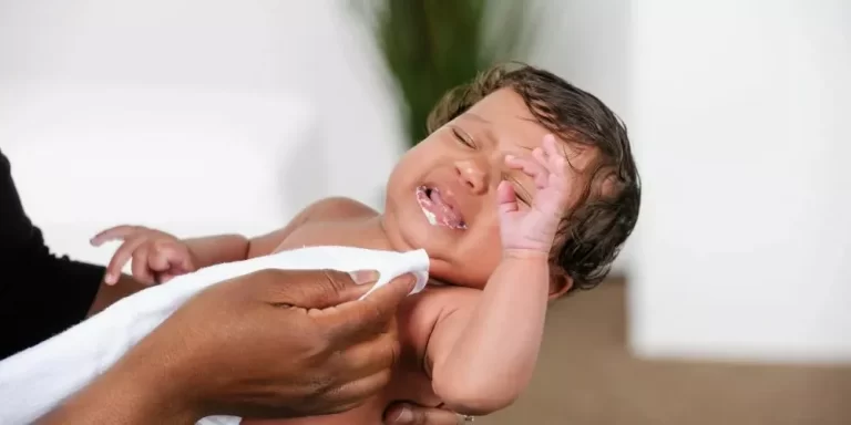 سبب القيء الأصفر عند حديثي الولادة