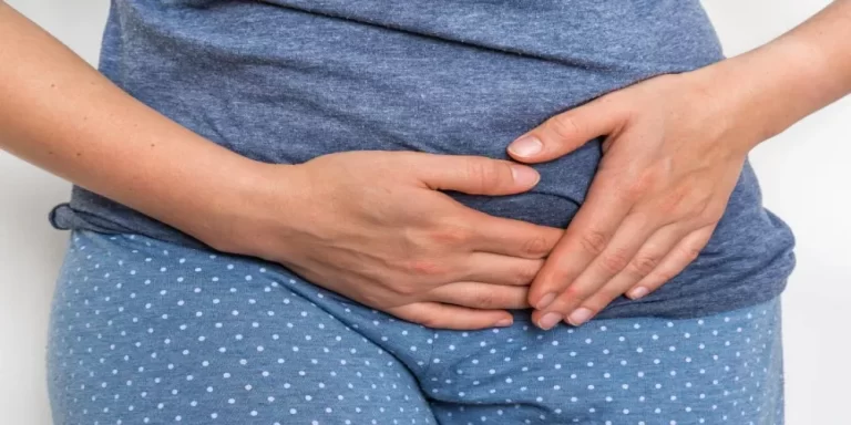 لماذا يحدث مغص أسفل البطن قبل الدورة بأسبوع