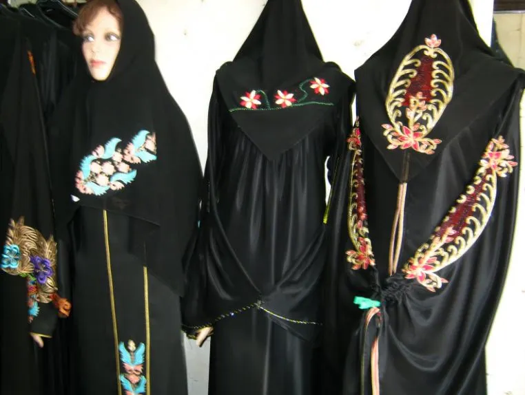 هل العباية الملونة حرام