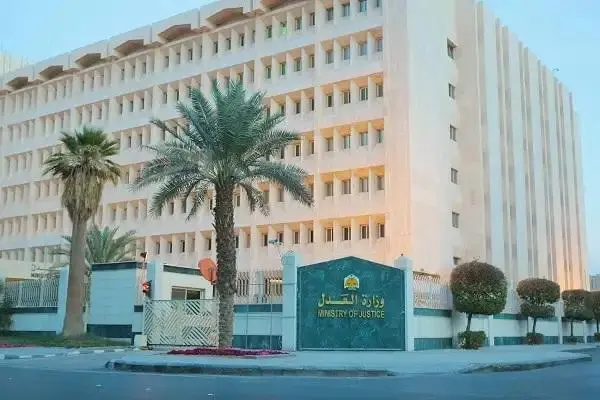 حسب قانون العمل في السعودية