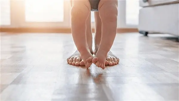 متى يختفي تقوس الساقين عند الأطفال