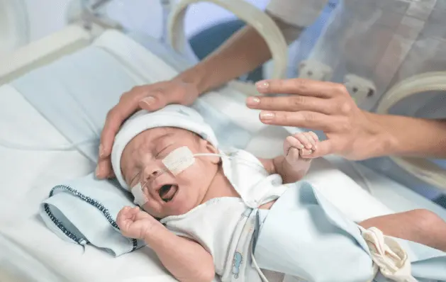 مدة بقاء الطفل الخديج في الحضانة