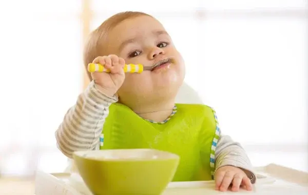 أطعمة يجب عدم اطعامها للطفل