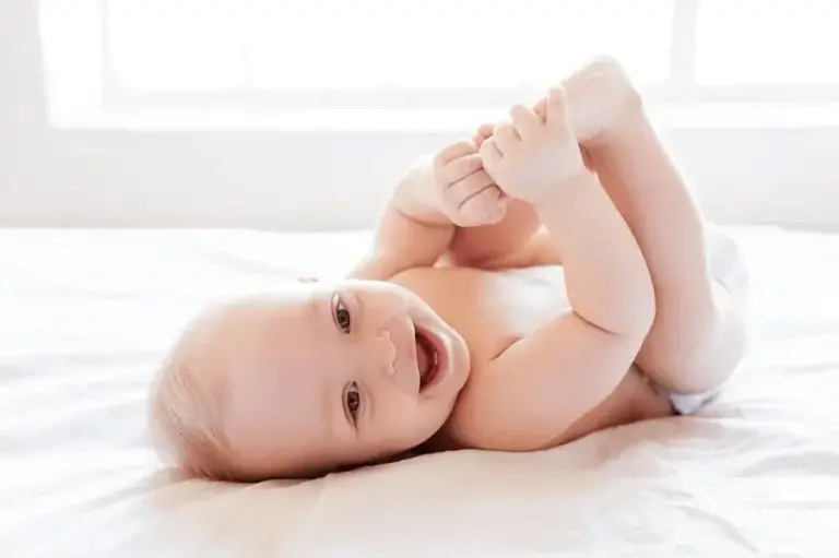 لماذا يضع الرضيع رجله في فمه