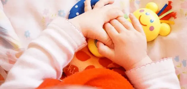 متى يبدأ الطفل بالامساك بالاشياء