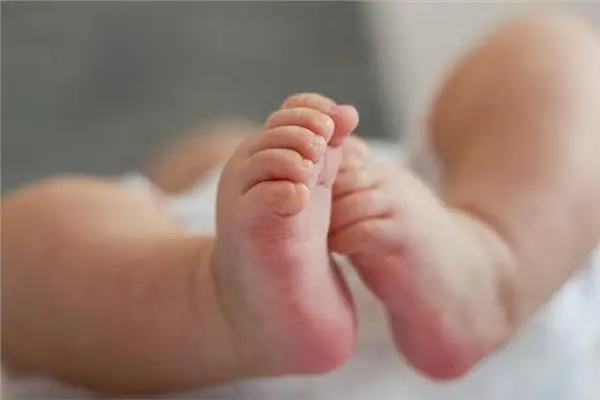 متى يختفي تقوس الساقين عند الأطفال