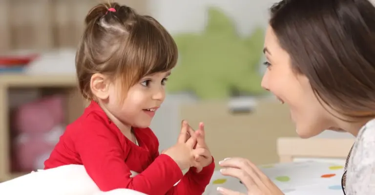 ما هي العوامل المؤثرة في النمو اللغوي عند الطفل بالترتيب