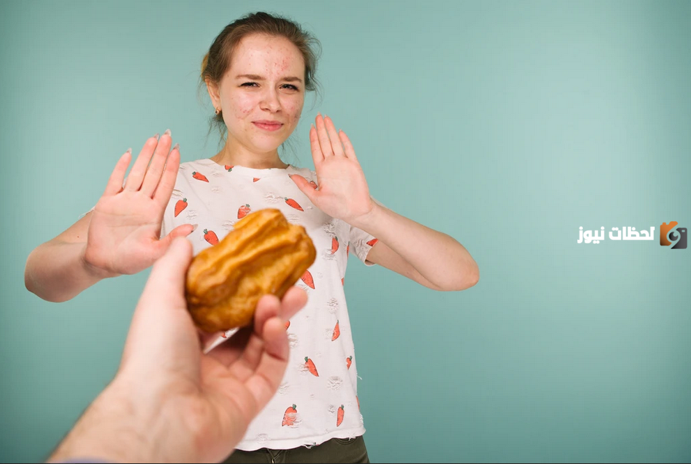 خبراء الجلدية يوضحون قائمة المأكولات التي تسبب ظهور حب الشباب