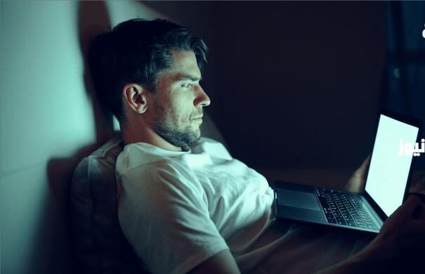 هل مشاهدة الأفلام الإباحية في نهار رمضان من مبطلات الصيام