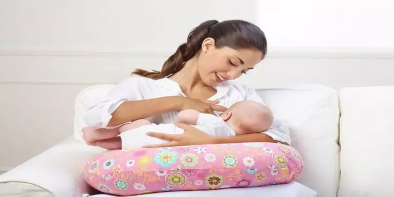 طريقة تغذية الأطفال حديثي الولادة السليمة