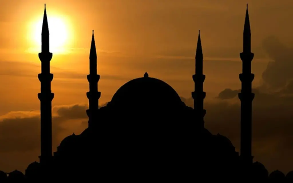 من أول من أذن في السماء من الملائكة