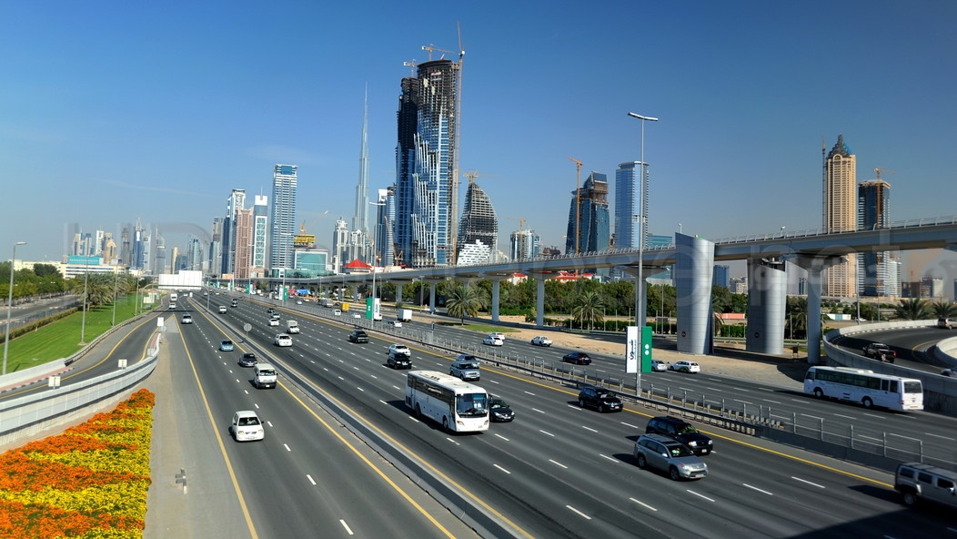 فرض ضرائب على المقيمين في الإمارات