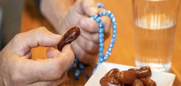 كبير السن العاجز عن الصيام يفطر ويطعم عن كل يوم كيلو ونصف