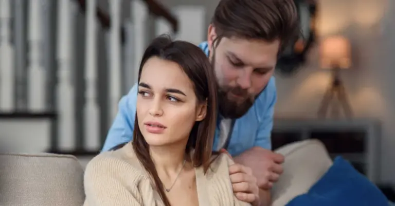 كيف أخلي زوجي يترك محادثة البنات ويحبني أكثر