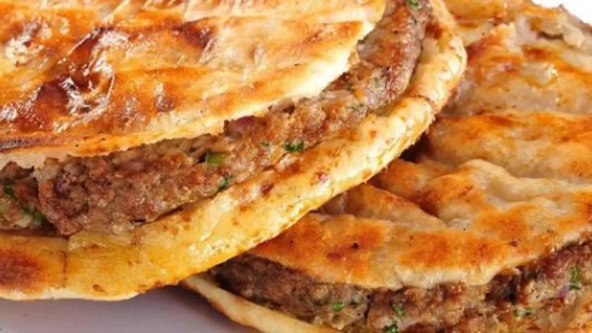 أكلة سهلة وسريعة للإفطار.. طريقة تحضير حواوشي اللحمة بالعيش البلدي أحلى من الجاهز