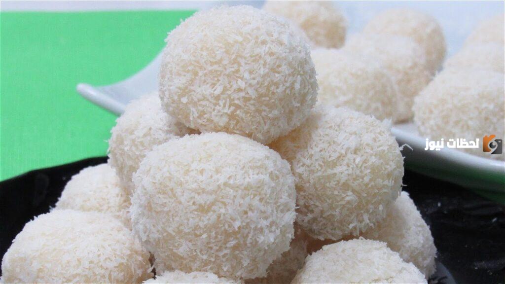قدميها النهارده بعد الإفطار.. طريقة تحضير كرات جوز الهند زي الجاهزة وأحلى هتفرحي ولادك