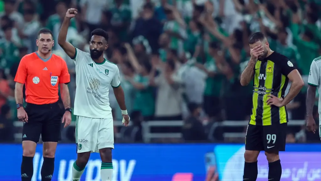 إعلامي يشعل الحرب بين الأهلي والاتحاد ويشير لفساد العميد