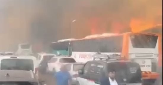 فرار مواطنين من السيارات بسبب حرائق في إسرائيل.. فيديو