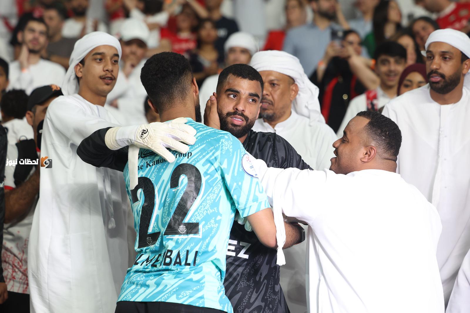 حارس شباب الأهلي حمد المقبالي يحتفل بلقب الكأس مع والدته في المدرجات (فيديو)