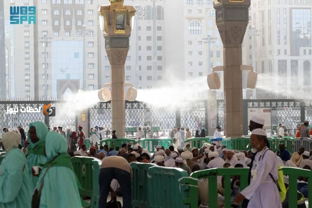 436 مروحة رذاذ لتعزيز راحة الأجواء في ساحات المسجد النبوي