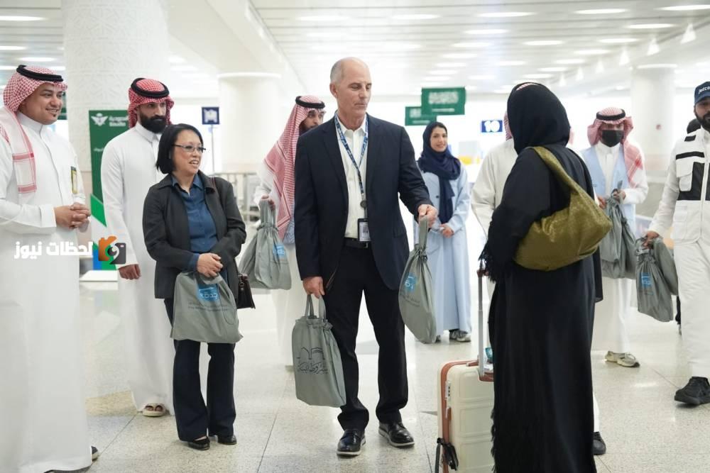 استقبال أولى رحلات الحج البريطانية بمطار الملك عبدالعزيز