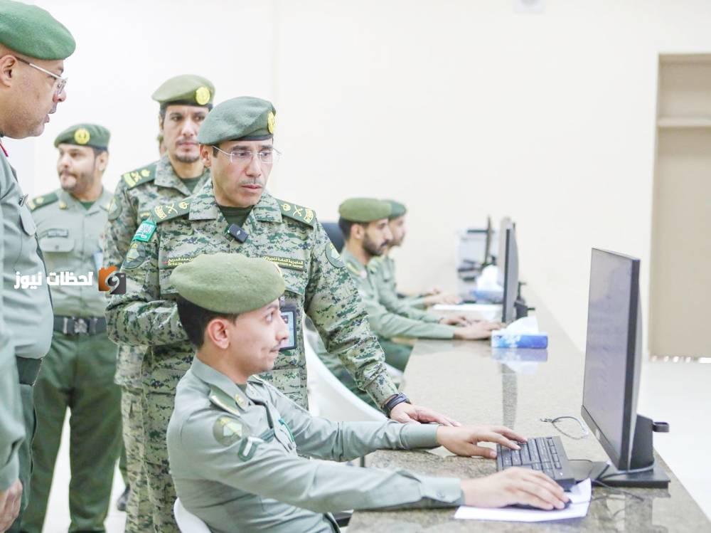 مدير عام الجوازات المكلف قائد قوات الجوازات للحج اللواء المربع يتفقد لجنة تصاريح دخول العاصمة المقدسة في مكة المكرمة. (واس)